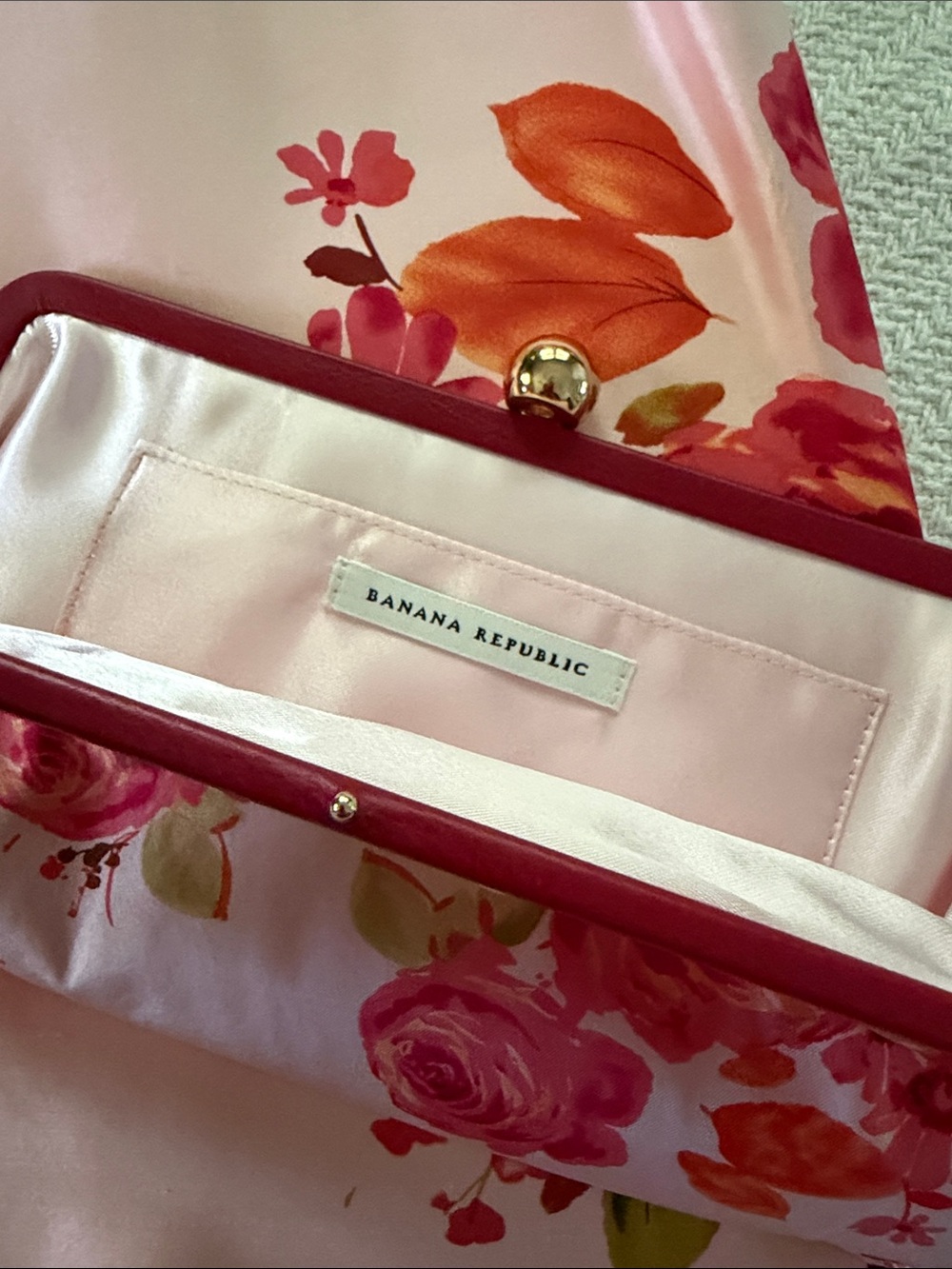 Banana Republic Size 10 Silk Pencil Skirt in pink Rose Print W/matching Clutch - Picture 3 of 5
